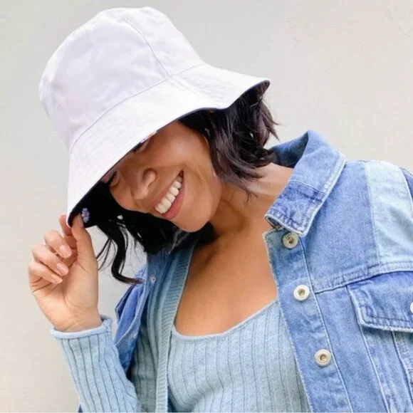 Alice + Olivia Reversible Daisy Print Bucket Hat, OS‎ - Picture 2 of 5